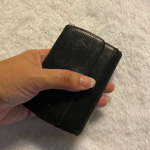 *Very Worn* Authentic Louis Vuitton 2004 Black Epi Leather 6 Key Case - Picture 10 of 10